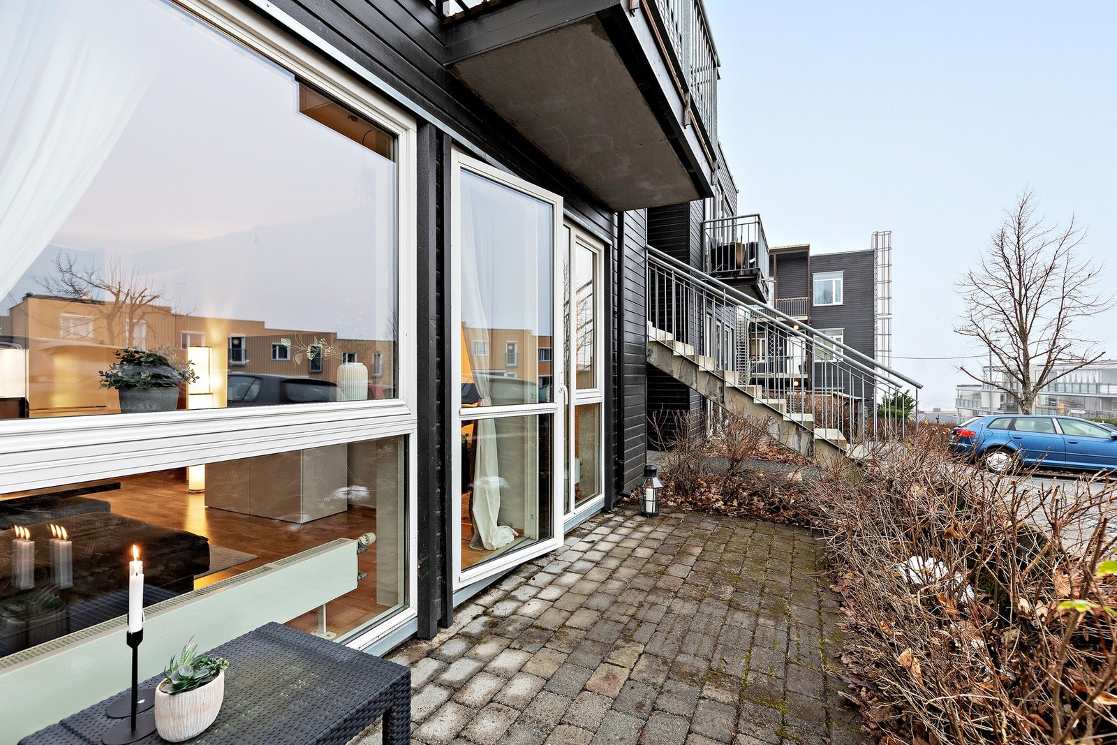 Steinlagt uteområde. Galleribilde