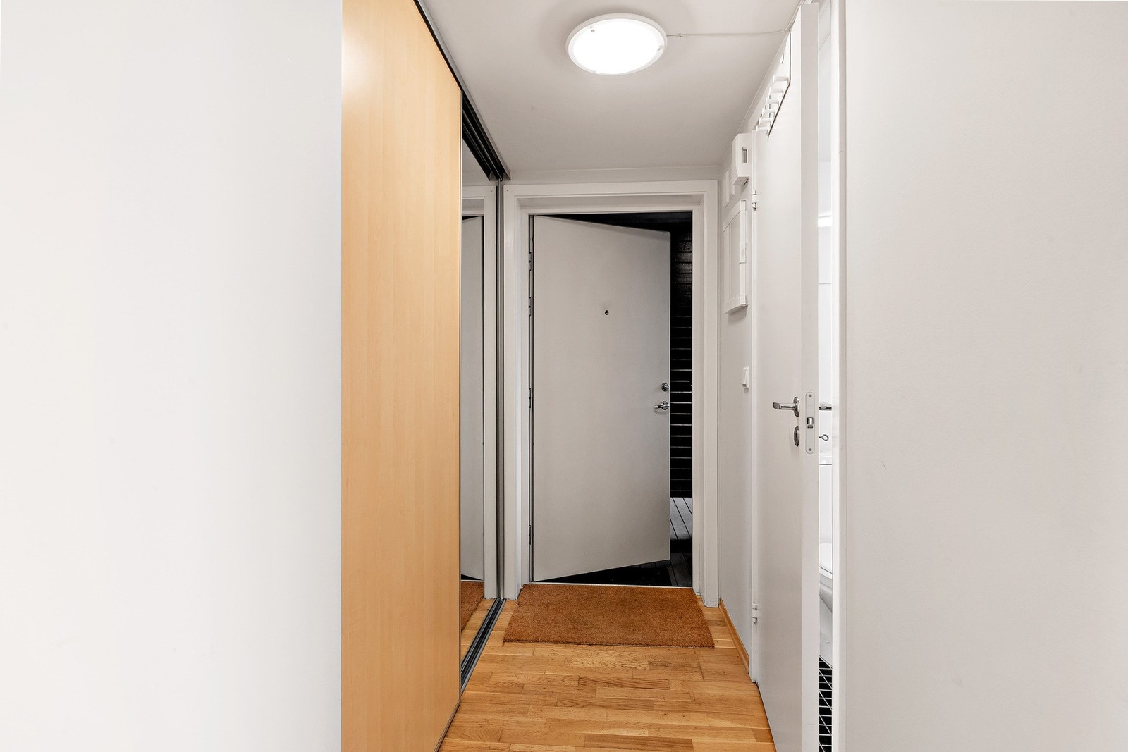 Inne blir du møtt av en lys og innbydende entre på 3 kvm. Stor skyvedørsgarderobe med mye plass for oppbevaring. Galleribilde