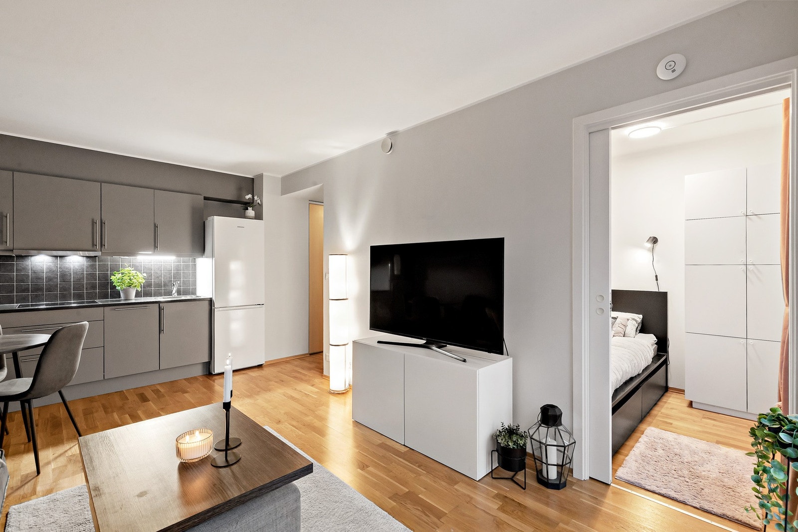 Stue og kjøkken i åpen løsning på totalt 17,5 kvm. Galleribilde