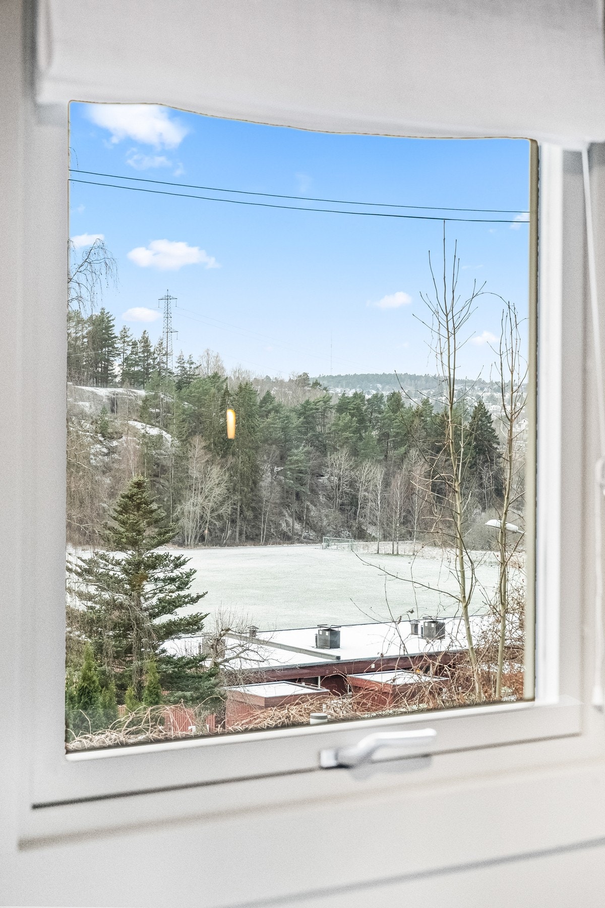 Hyggelig utsikt fra kjøkkenvinduet, ned mot Rustadfeltet. Her går det gangvei videre til Østensjøvannet. Galleribilde