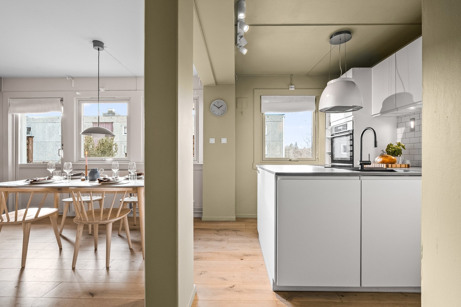 Kjøkkenet er opplyst av forrige eier å være pusset opp i 2017, slik som badet. Galleribilde