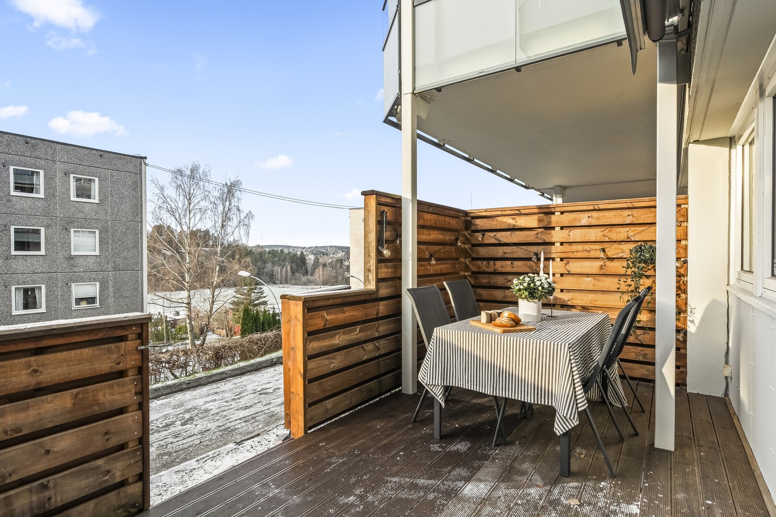 Fra stuen er det utgang til en stor og solrik terrasse på ca. 23 kvm. Galleribilde