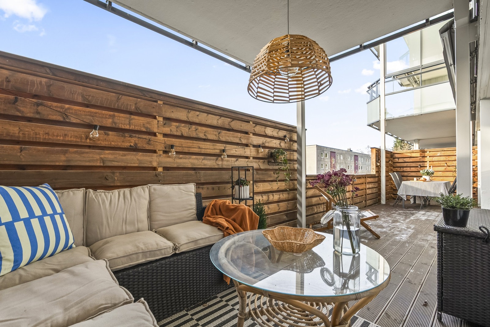 Levegger på hver ende gjør uteplassen mer privat, samtidig som det er praktisk med port ut mot fellesarealet. Galleribilde