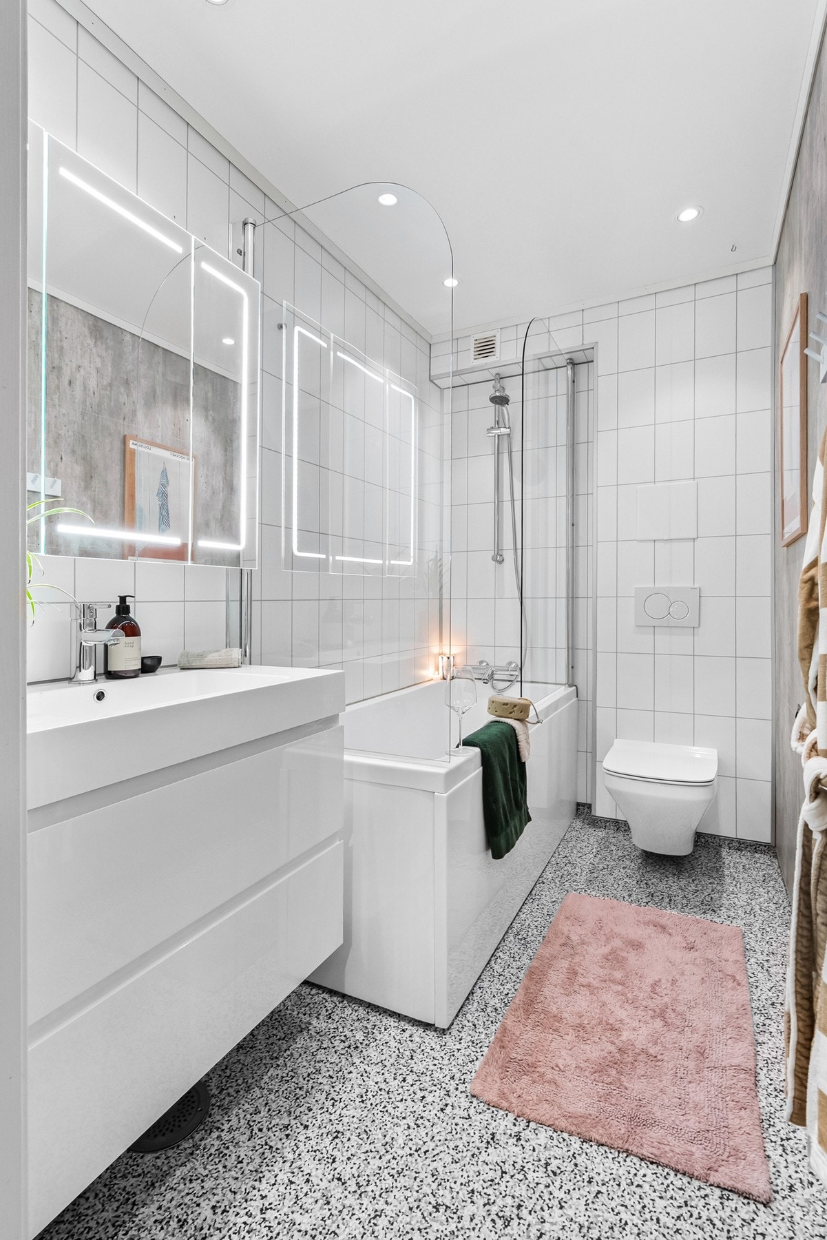 Badet ble pusset opp av fagfolk, i 2017. Det er verdt å merke seg at fellesvaskeriet ligger på andre siden av gangen, og er inkludert i felleskostnadene. Galleribilde