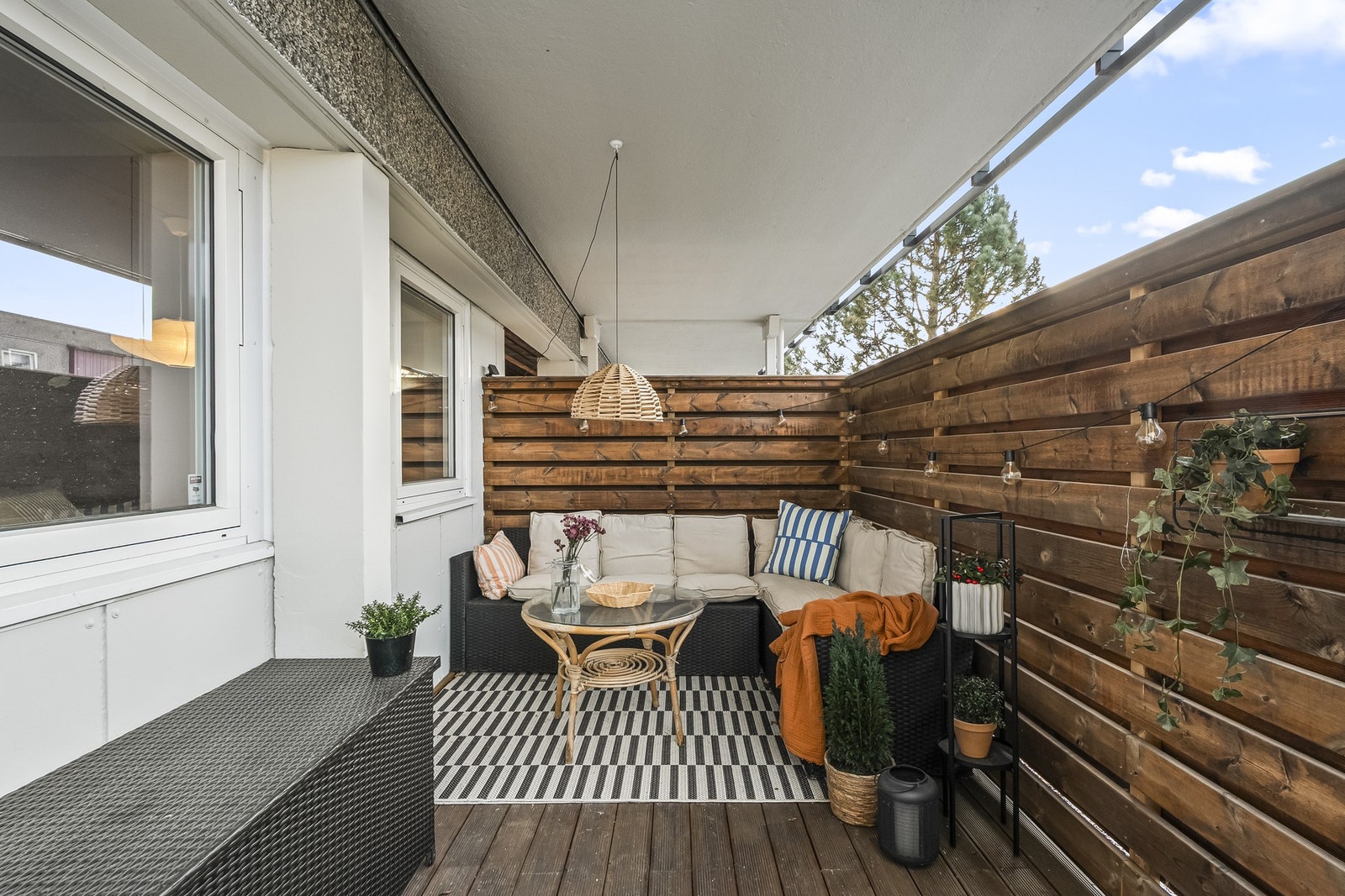 Den gode størrelsen gjør at man kan møblere i soner, og det er god plass for både sitte- og spisegruppe, med tilhørende grilling og middagsgjester. Galleribilde