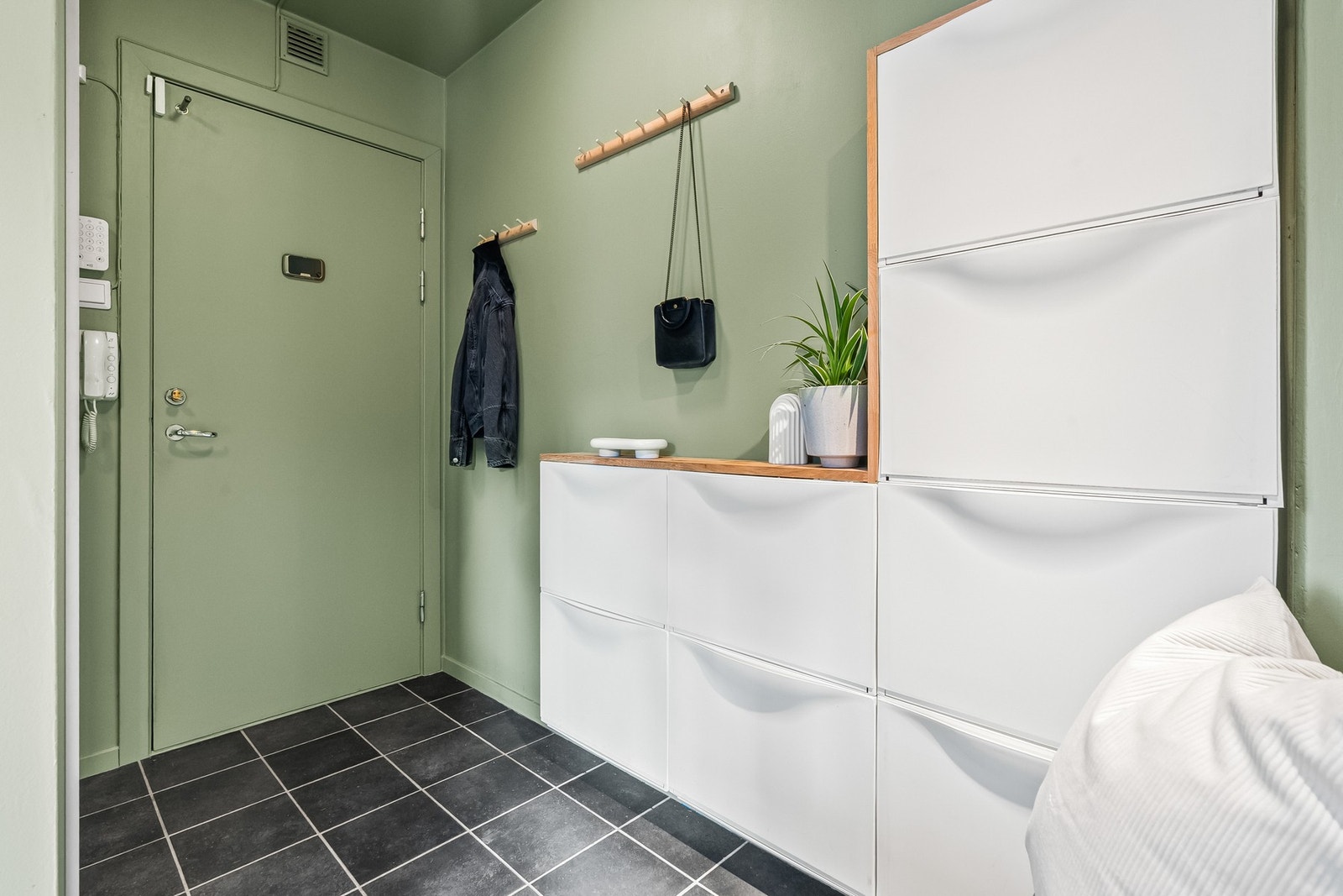 Leiligheten disponerer også en lagringsbod, i tillegg til et lagringsskap i felles rom. Galleribilde