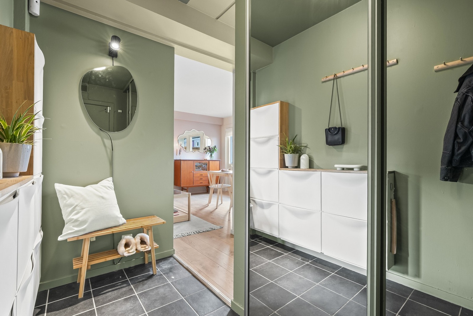 Leiligheten har en fin entré, med gode lagringsmuligheter for ytterklær og sko. Galleribilde