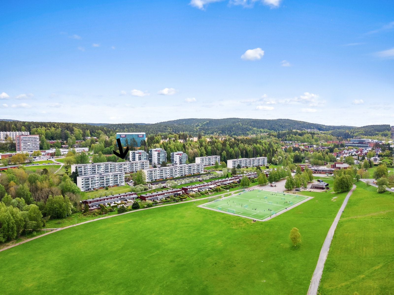 Det er et aktivt idrettsmiljø i området. Boligen sokner til Rustad barneskole. I tilknytning til skolen er det flott fotballbane på Rustad-feltet. Heller ikke langt å gå til det innholdsrike anlegget på Haraløkka. Galleribilde