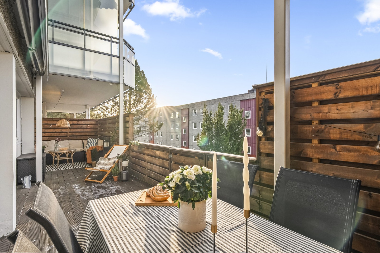 En lys og tiltalende leilighet med utgang til vestvendt markterrasse, med gode solforhold og port ut til fellesareal. Galleribilde