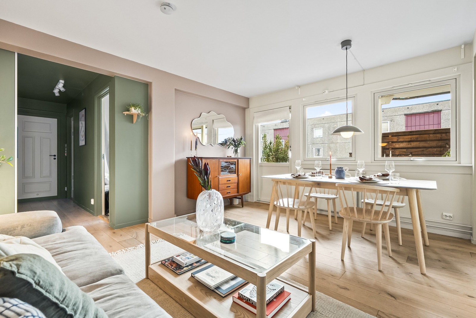 Gode vindusflater (nye fra 2017) bidrar til godt lysinnslipp og en god romfølelse. Galleribilde