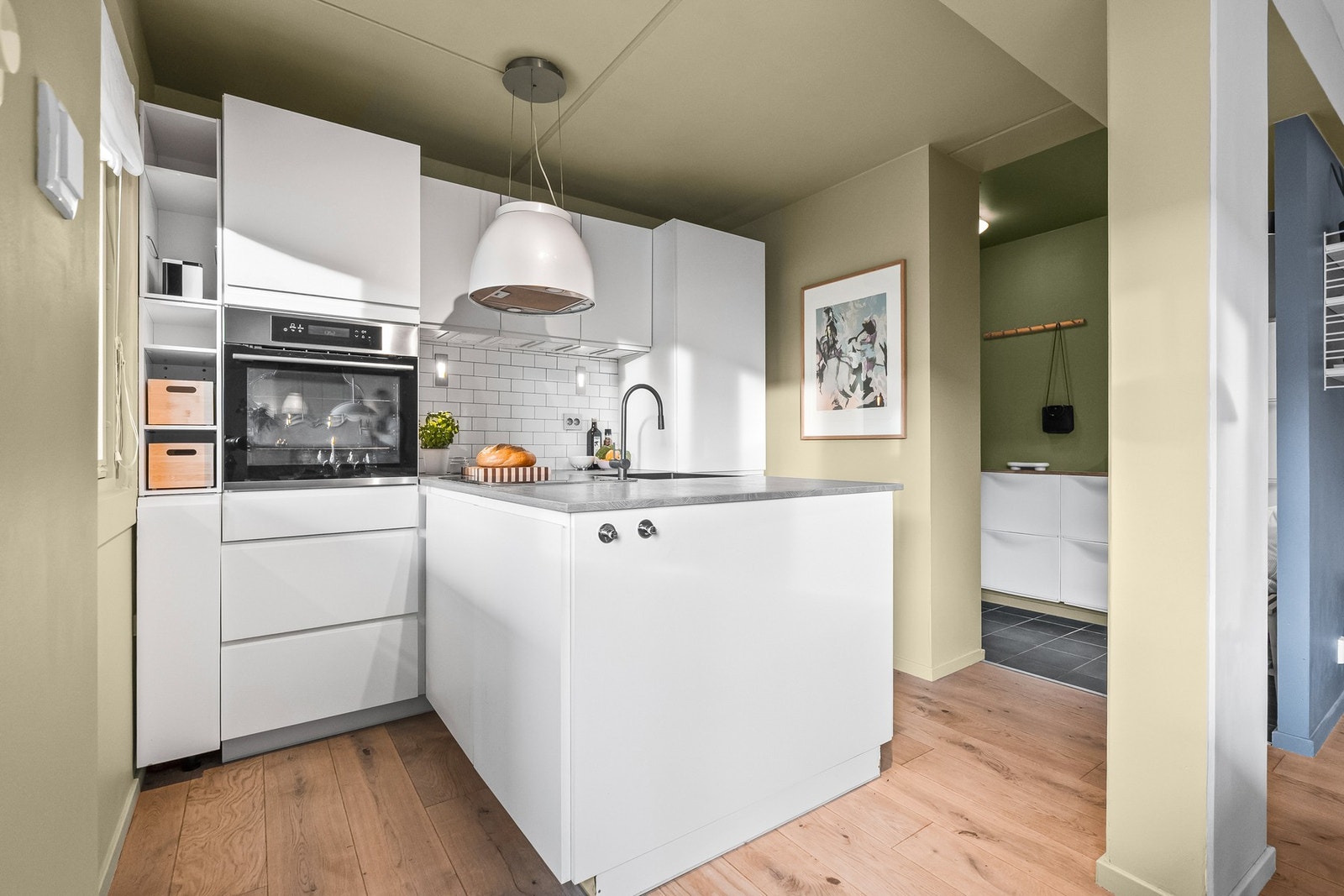 Gjennomtenkt løsning, hvor plassen er godt utnyttet. Kjøkkenet er utstyrt med integrerte hvitevarer, og det er installert komfyrvakt og aquastop. Galleribilde