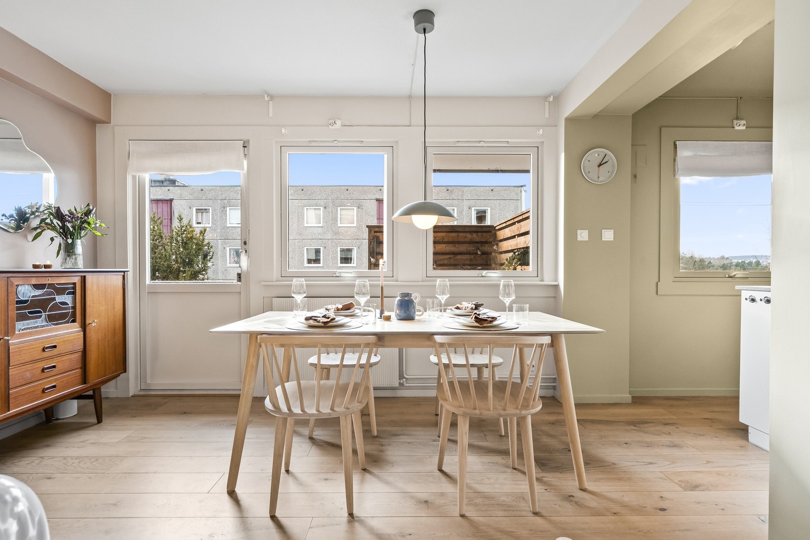 Leiligheten har et lyst og trivelig oppholdsrom, med åpen kjøkkenløsning mot stuen. Fin plass til spisebord, som gir et naturlig skille mellom de to rommene. Galleribilde