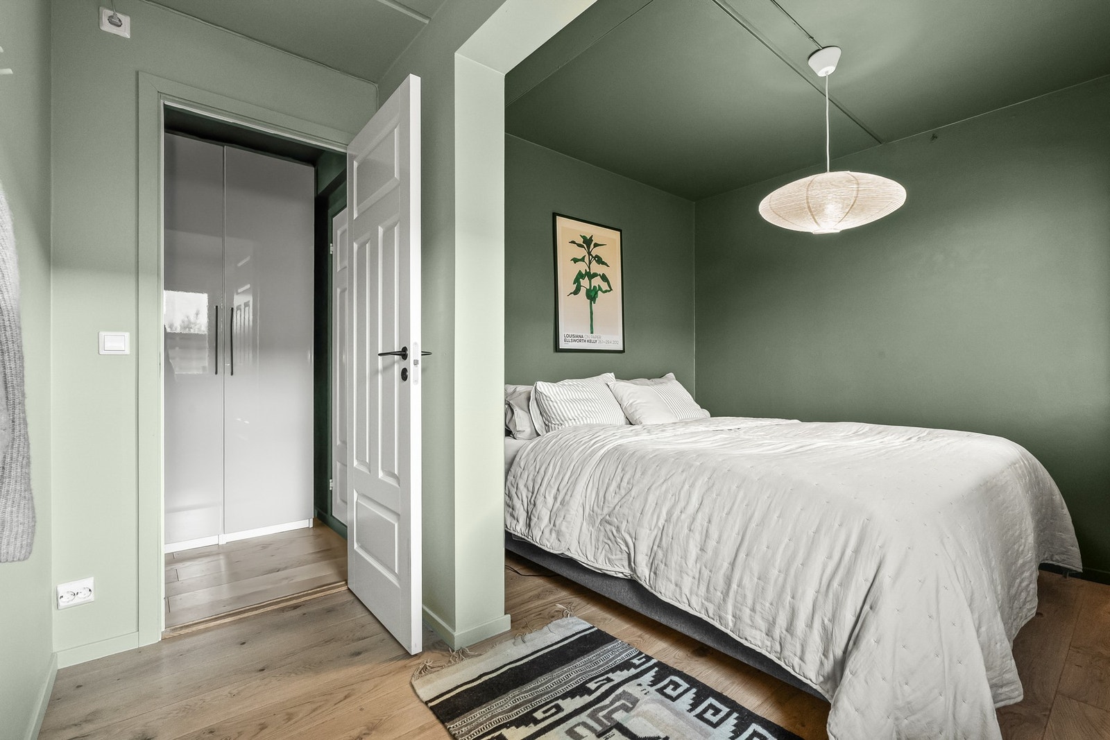 Hovedsoverommet ligger innerst og er innredet med dobbeltseng. Galleribilde