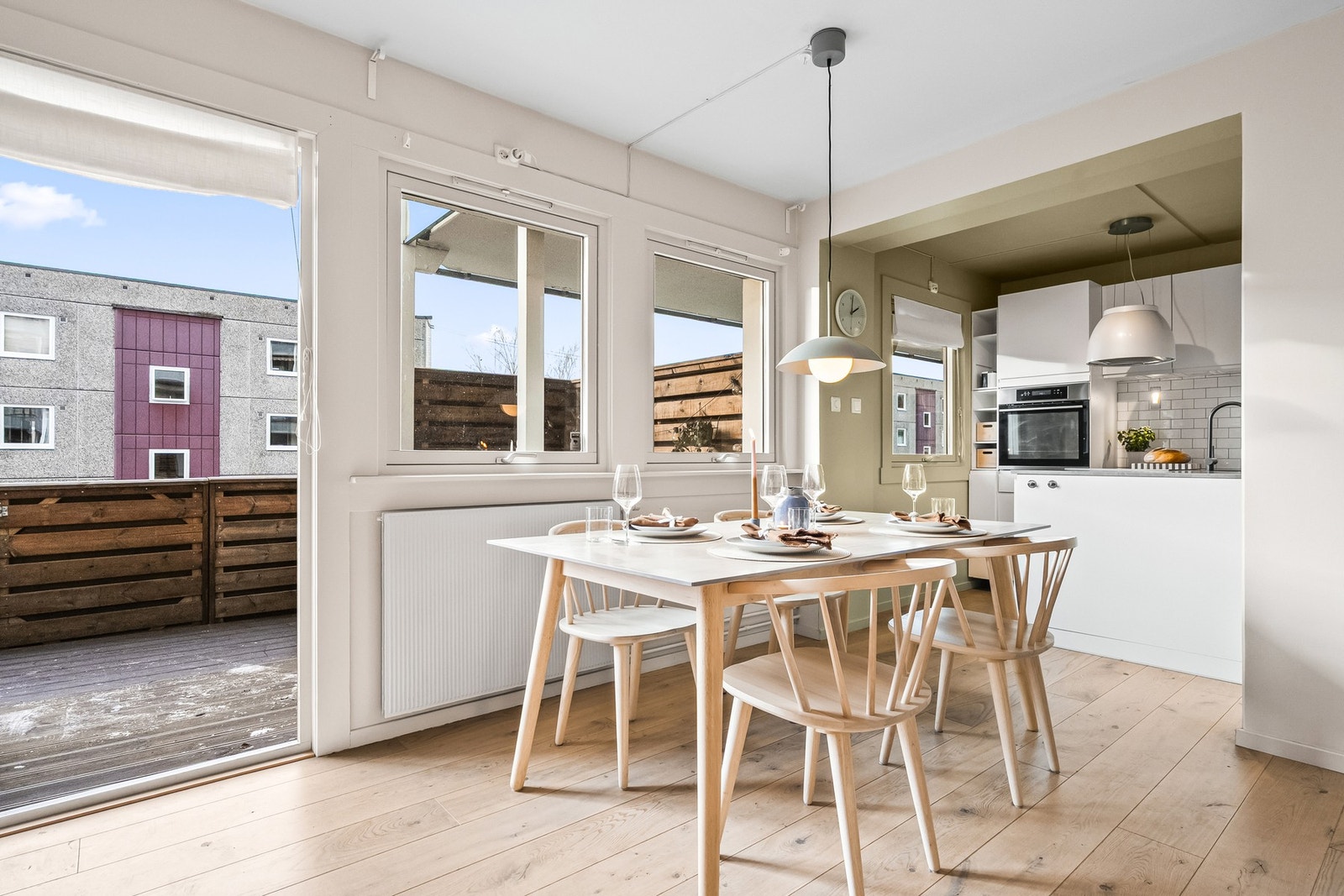 Med kort vei fra kjøkkenet til terrassen kan alt fra morgenkaffen til større måltider enkelt medbringes ut i solen. Galleribilde