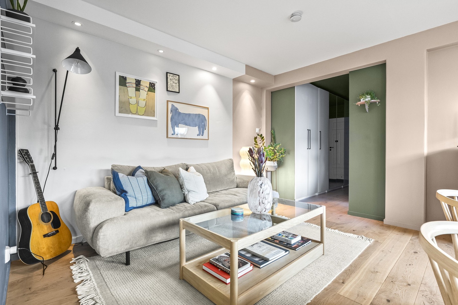 Leiligheten er malt i delikate farger, og det er lagt 1-stavs parkett på gulv. Galleribilde