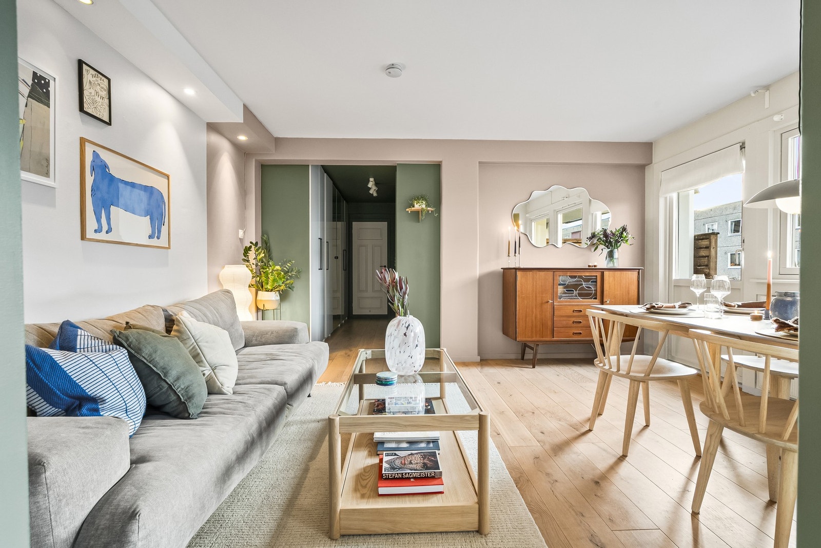 Den åpne løsningen gjør det til et sosialt allrom, og en naturlig møteplass for familien. Galleribilde