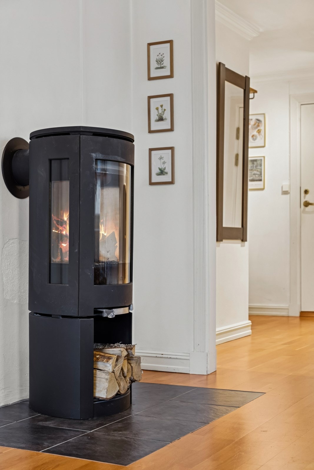 Komfortabel innetemperatur. Det ble utført pipefornying i 2023. Galleribilde