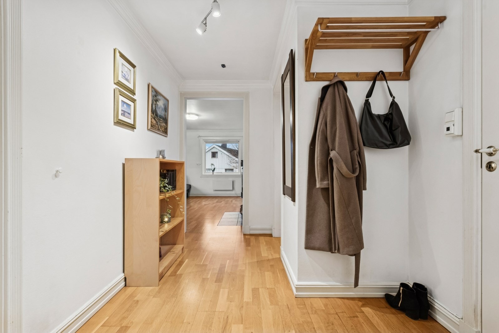 Entre med plass for garderobemøblement. Galleribilde