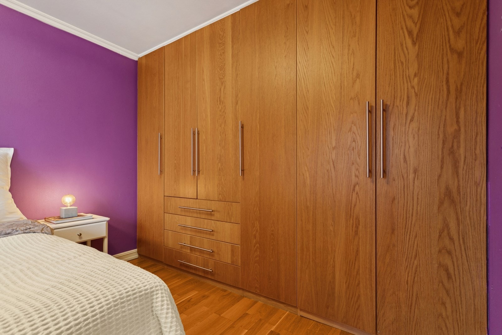 Soverom 2 med mye garderobeplass. Galleribilde