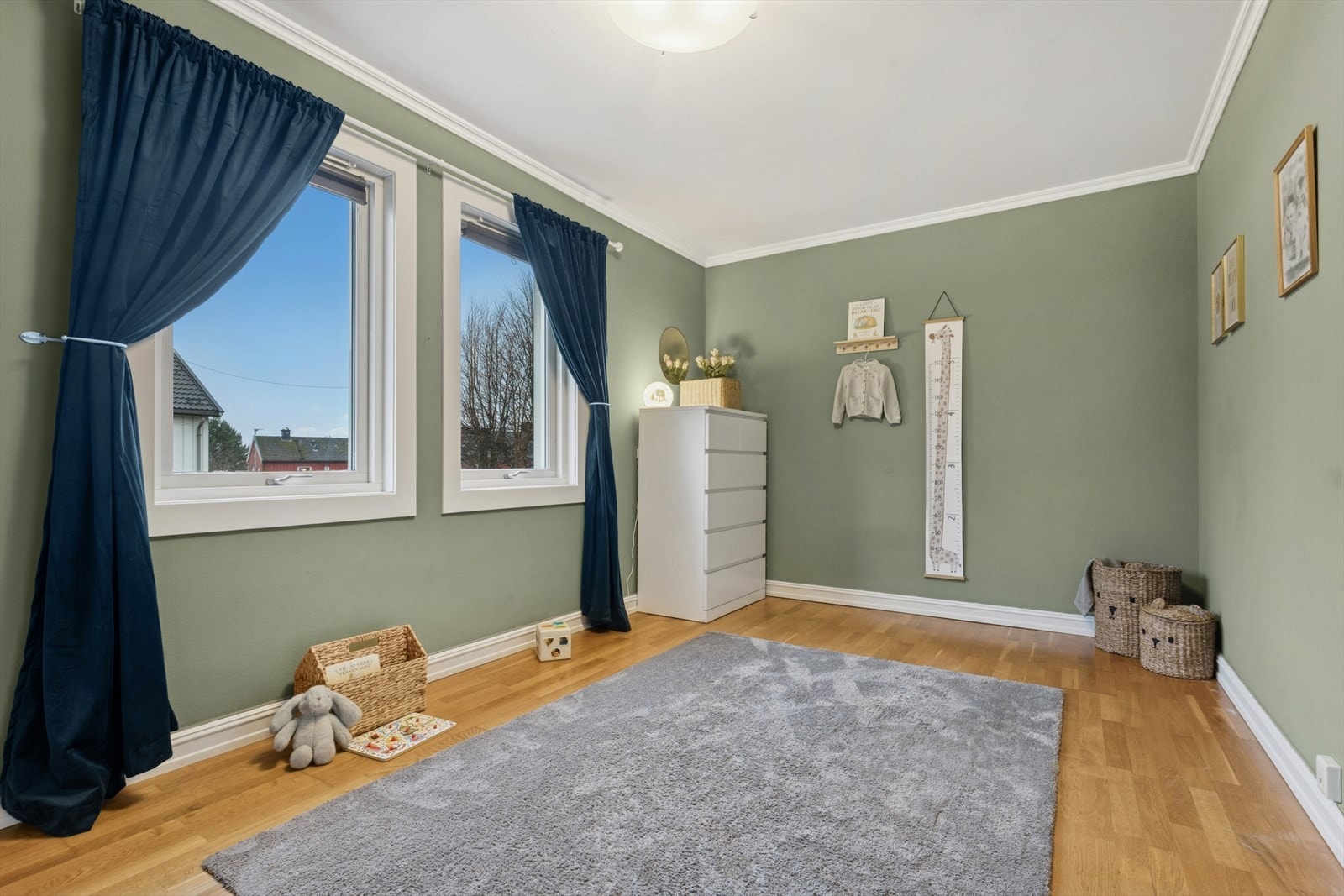 Romslig soverom med plass til dobbeltseng og garderobeløsning. Galleribilde