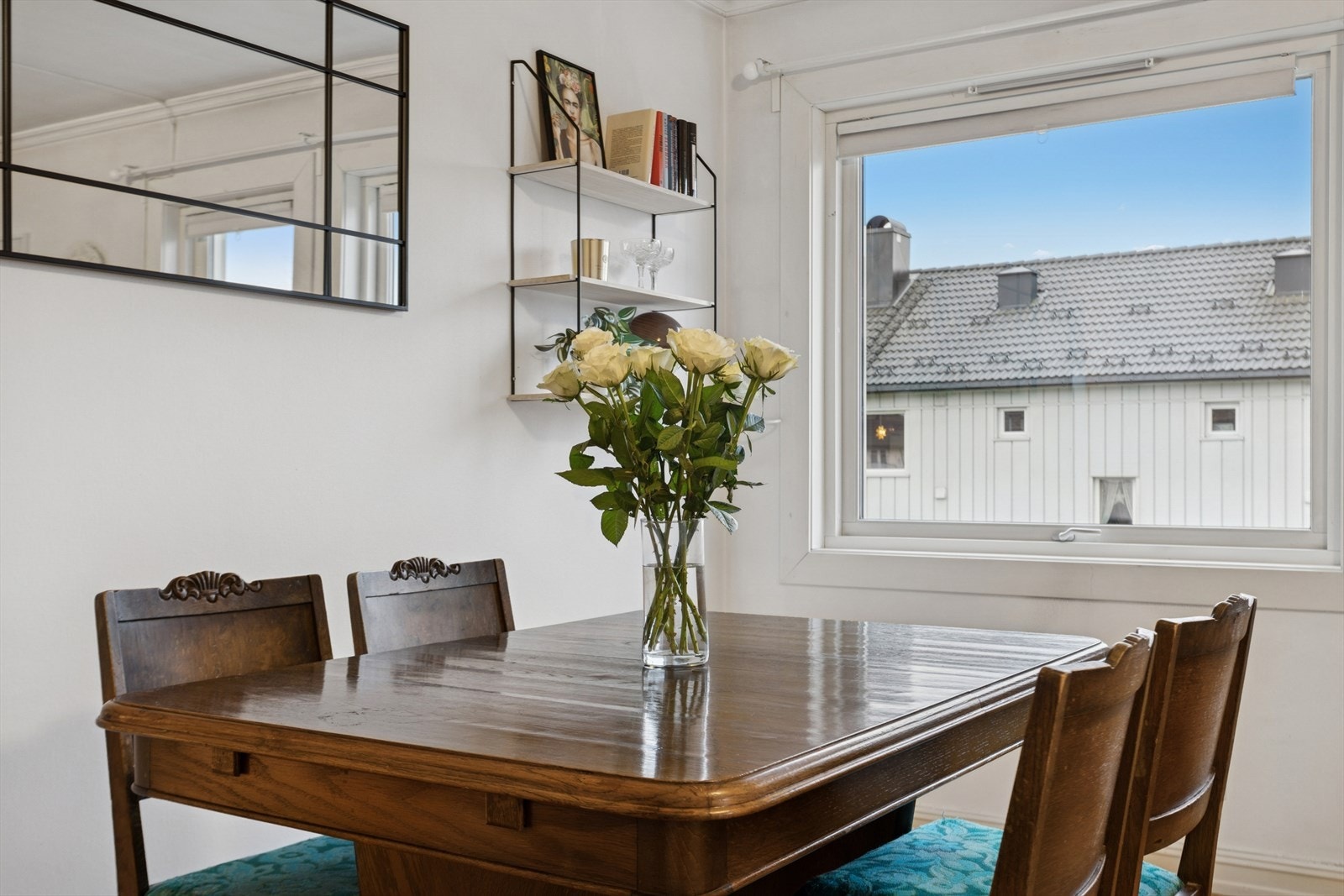 I stuen kan du møblere med både sofa og spisestue. Vinduene ble byttet i 2020. Galleribilde