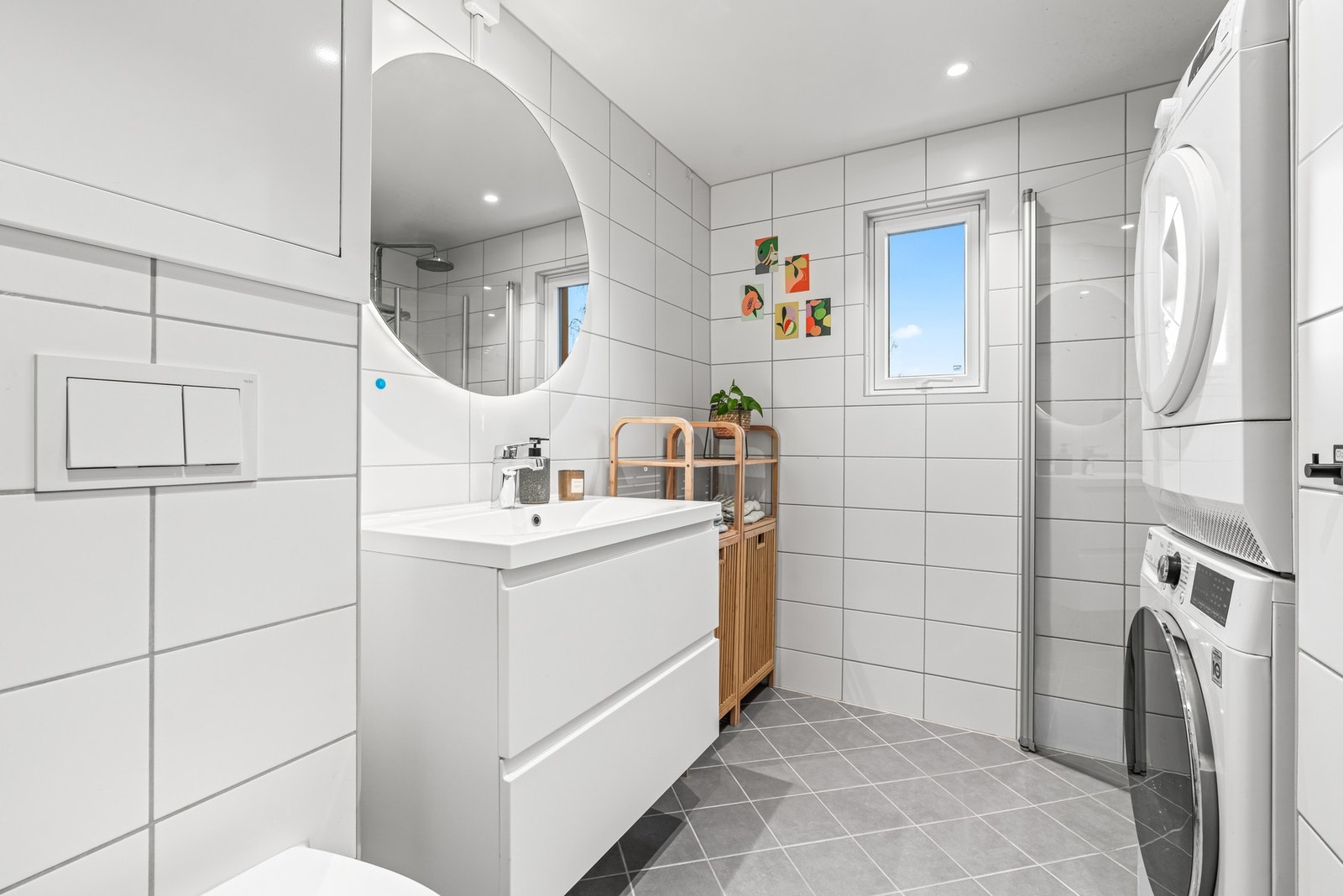 Badet ble rehabilitert og utvidet i regi av borettslaget i 2018. Badet er svært romslig og gulvet har termostatstyrte varmekabler. Fin plass for vaskesøyle. Galleribilde