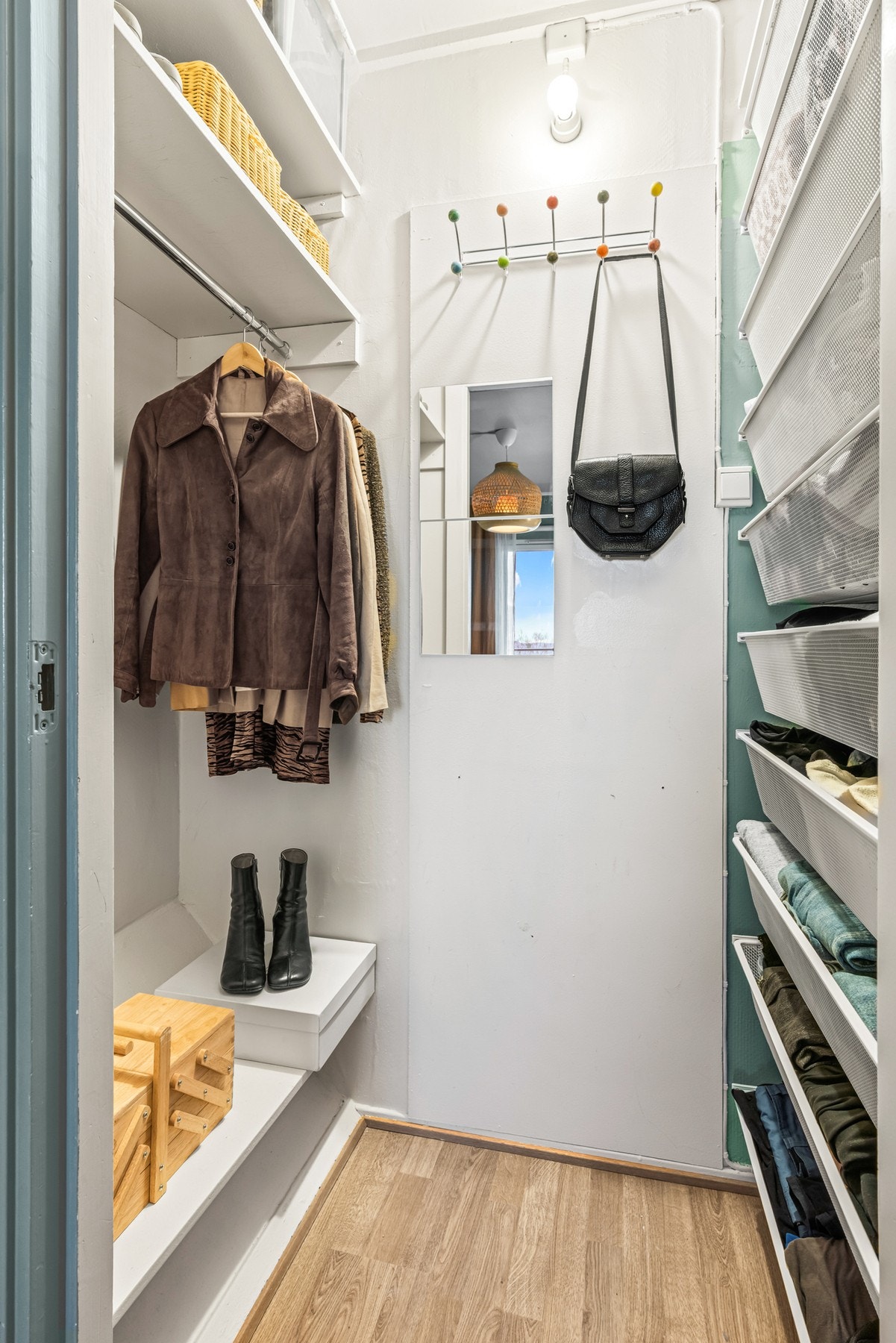 Hovedsoverommet har også en egen garderobe med hyller, skuffer og klesoppheng. Galleribilde