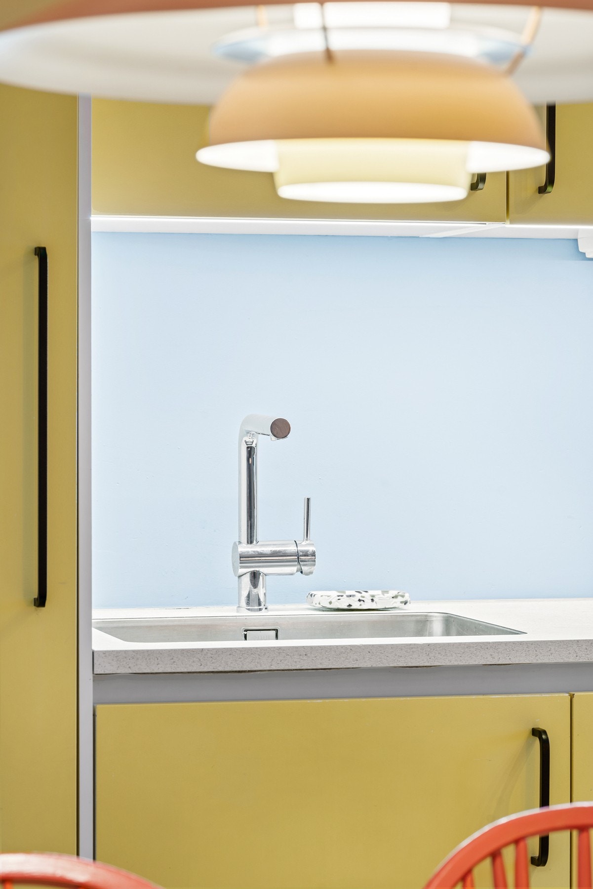 De glatte frontene har dempefunksjoner, og en oppvaskkum av stål er nedfelt i en laminert benkeplate i hvit utførelse. Galleribilde