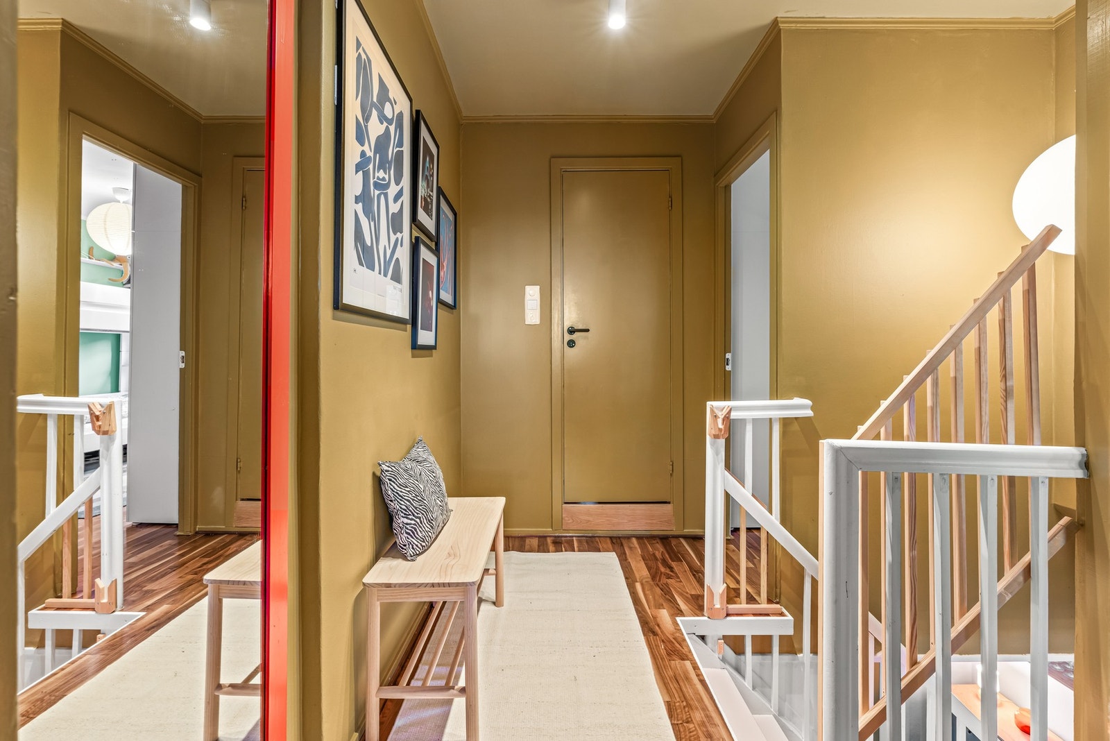 Fra trappeløpet kommer du opp i en lun gang som leder til badet og tre gode soverom. Galleribilde