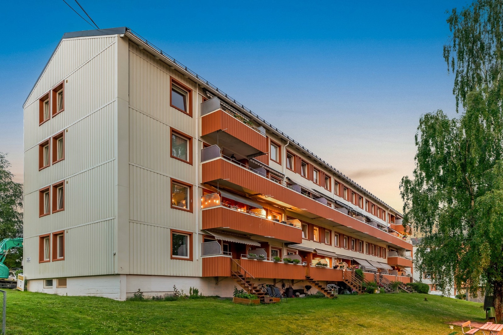 Fellesområdet i borettslaget har store grøntarealer, sittegrupper, diverse beplantning og asfalterte internveier. Galleribilde