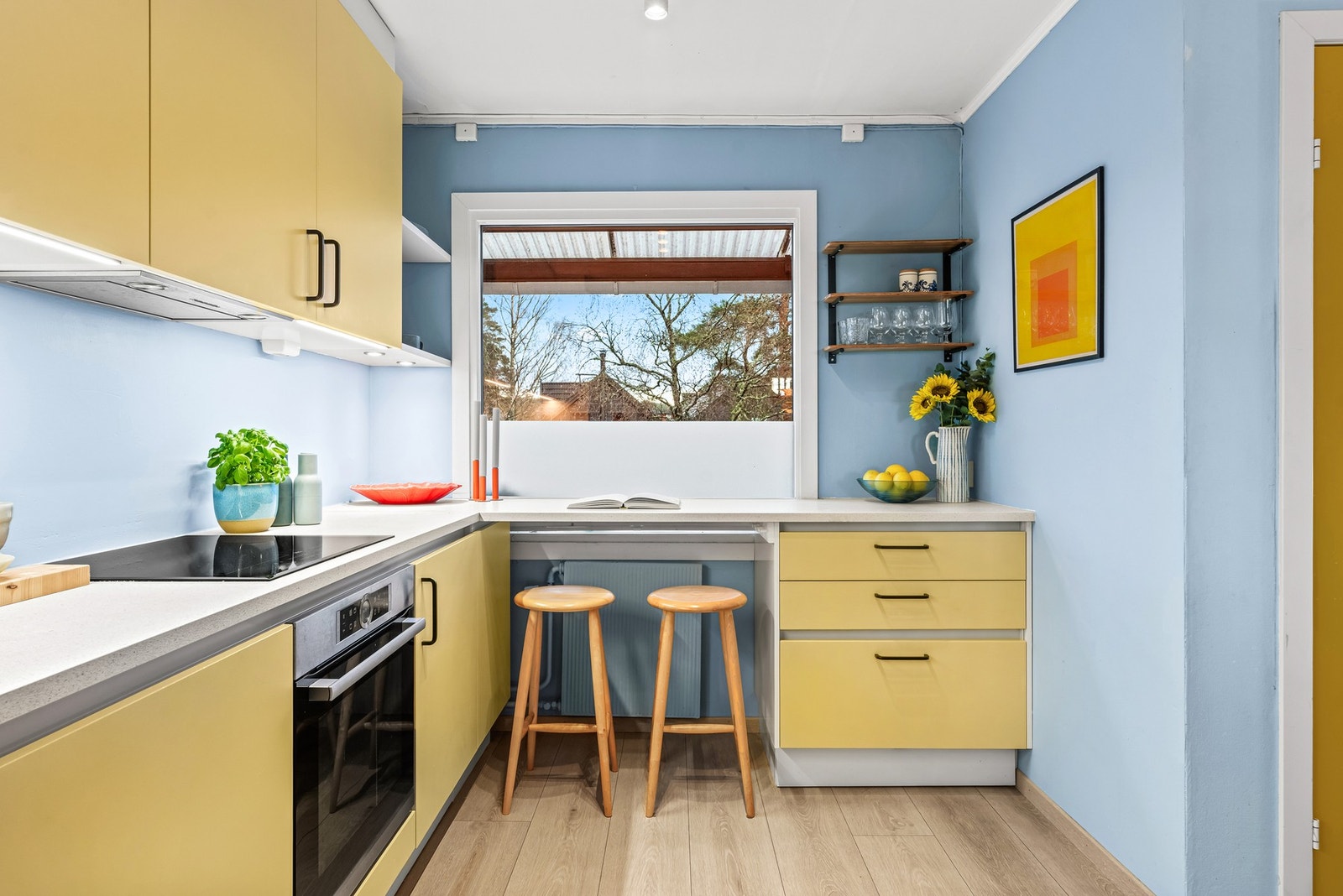 Alle hvitevarene er integrerte, bestående av platetopp, stekeovn, kjøleskap og oppvaskmaskin. Det er installert automatisk lekkasjestopper til oppvaskmaskinen iht. dagens forskrifter og krav. Galleribilde