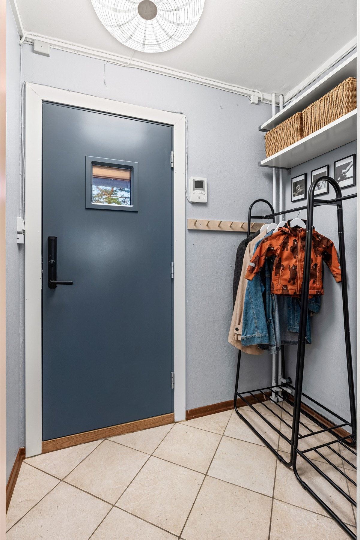 Den flislagte gangen har plass til å henge fra seg yttertøy, og i 2021 ble det satt inn ny ytterdør i regi av borettslaget. I 2023 ble det montert nytt Yale Doorman L3-dørhåndtak. Galleribilde