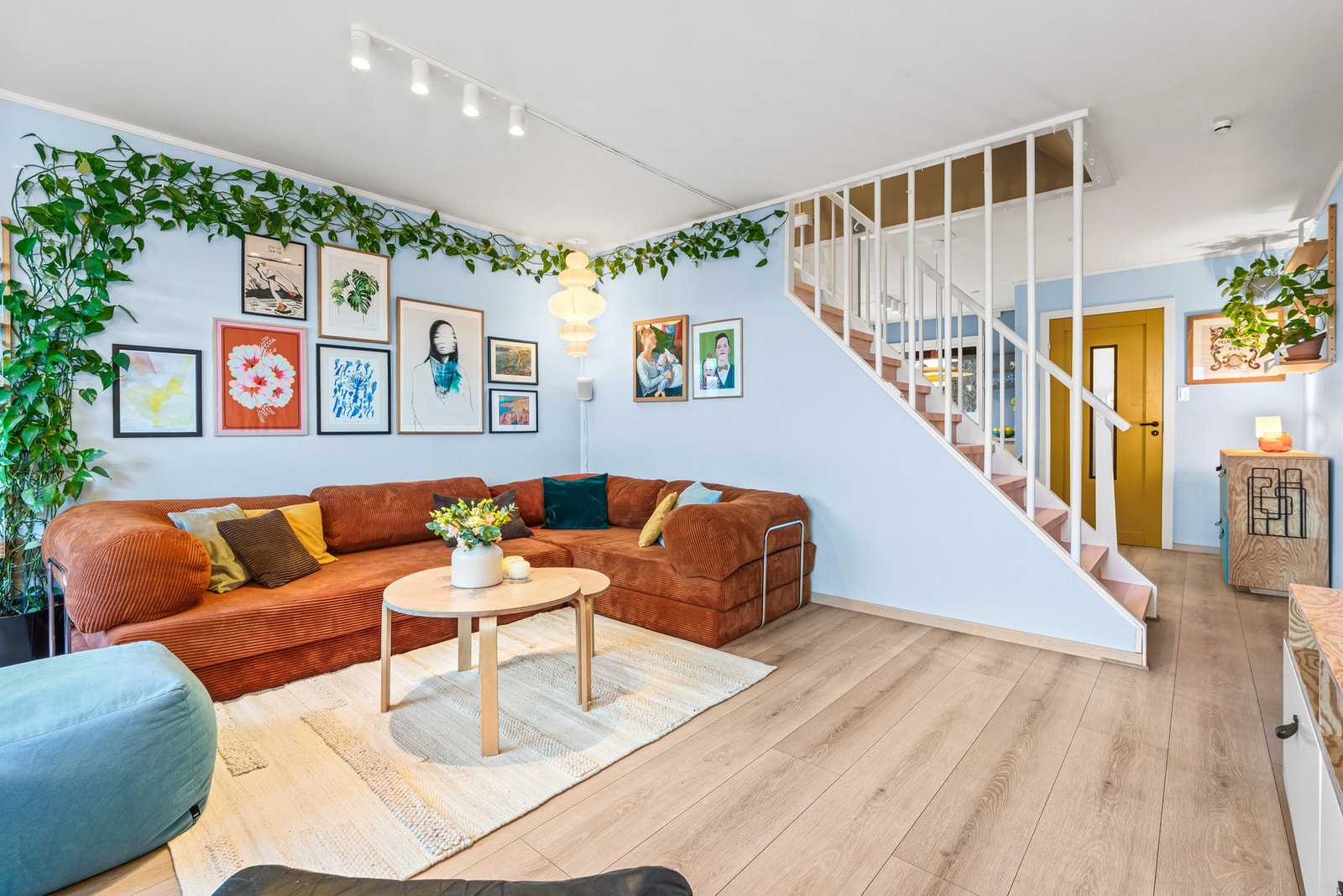 Innenfor gangen består hovedplanet av et allrom, der stuen og kjøkkenet skilles av trappen til fjerde etasje. Utformingen gjør stuen enkel å møblere med en stor sofagruppe. Galleribilde