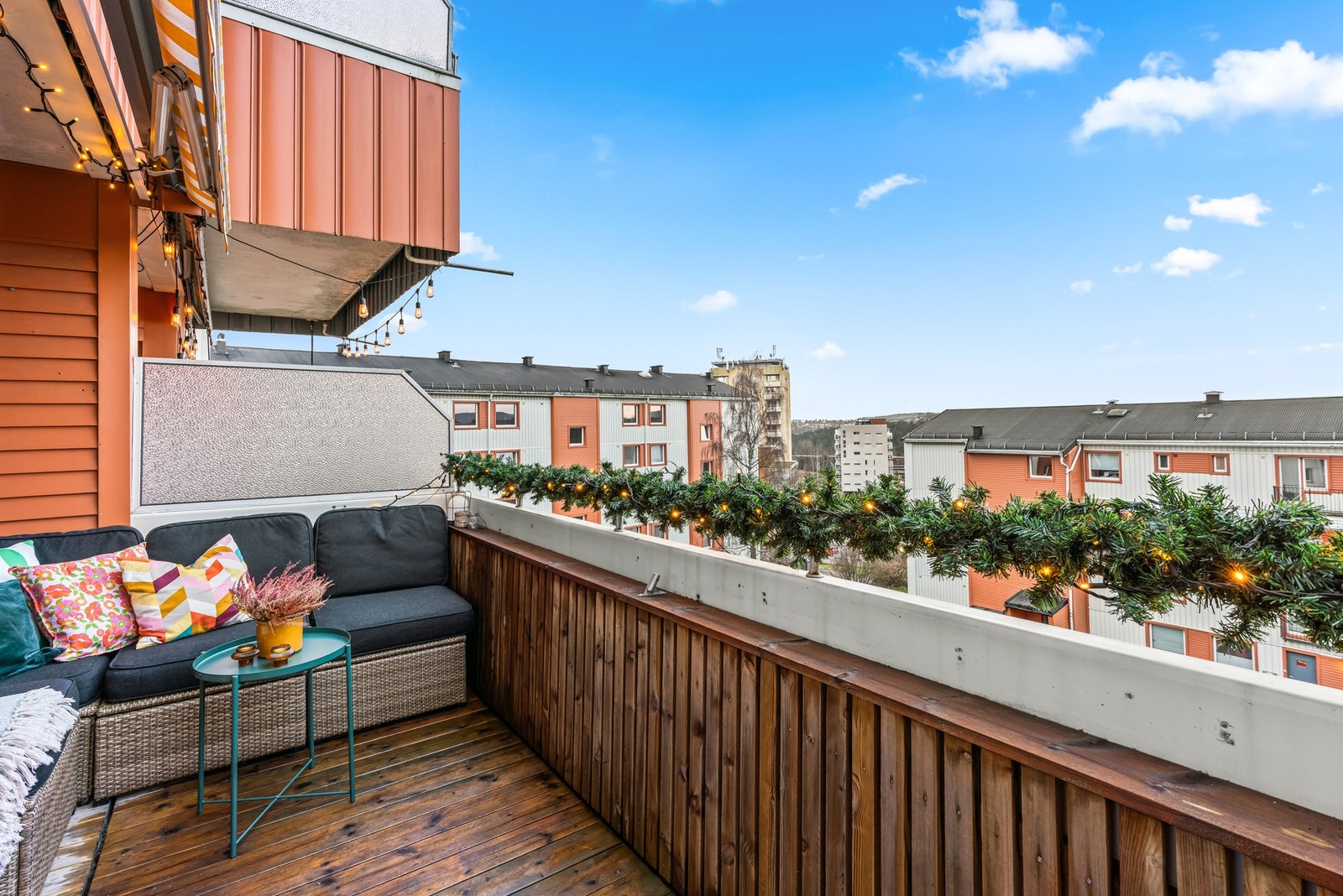 Fra stuen er det utgang til en romslig og vestvendt balkong på ca. 8 kvm som er delvis overbygd. Galleribilde