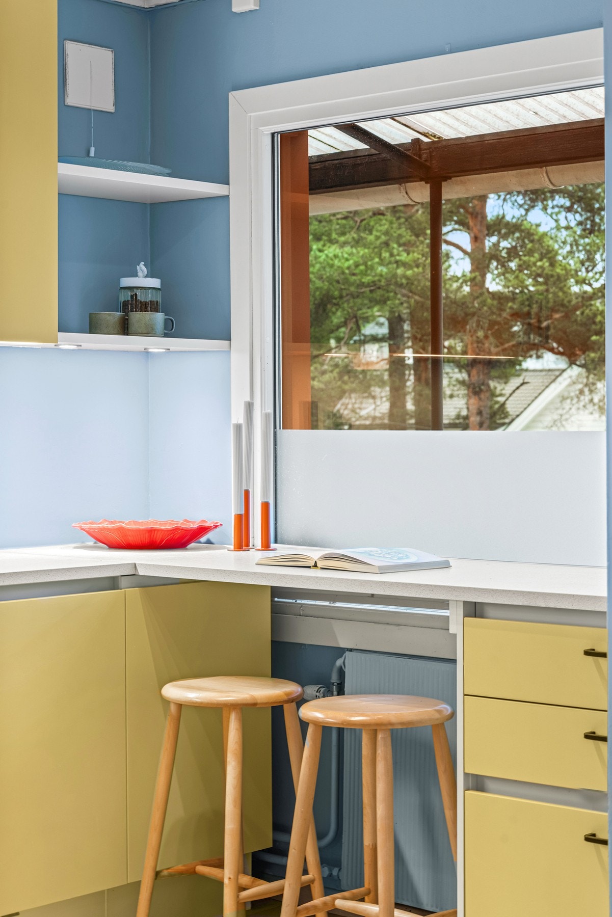 Smart barløsning under vinduet. Et perfekt sted å starte dagen. For et luftigere uttrykk er flere overskap droppet til fordel for åpne hyller. Galleribilde