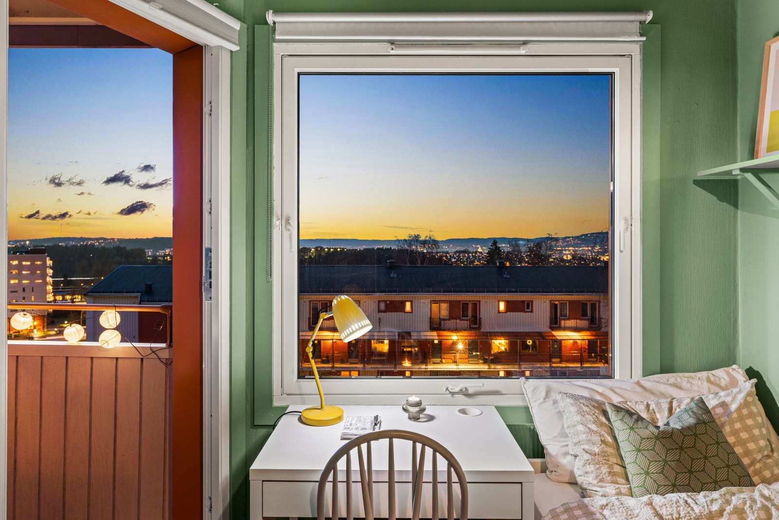 Fra skrivebordet kan du jobbe, mens du nyter utsikten. Galleribilde