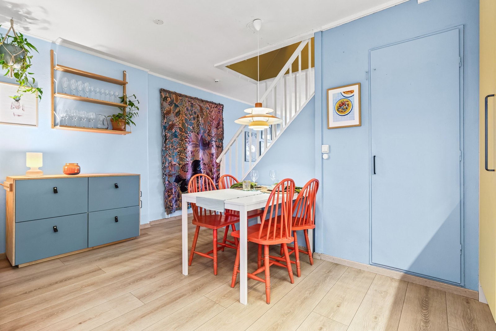 Under trappeløpet befinner det seg en hendig bod for lett tilgang til oppbevaring av utstyr. Galleribilde