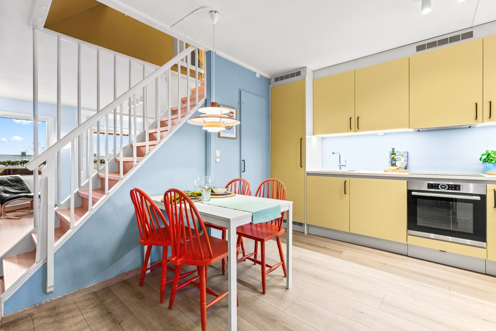 Vetlandsveien 93A er en lys og pen 4-roms over to plan, med solrike balkonger, samt lekkert bad og kjøkken fra 2018/2019. Beliggenheten er meget sentral og populær. Galleribilde