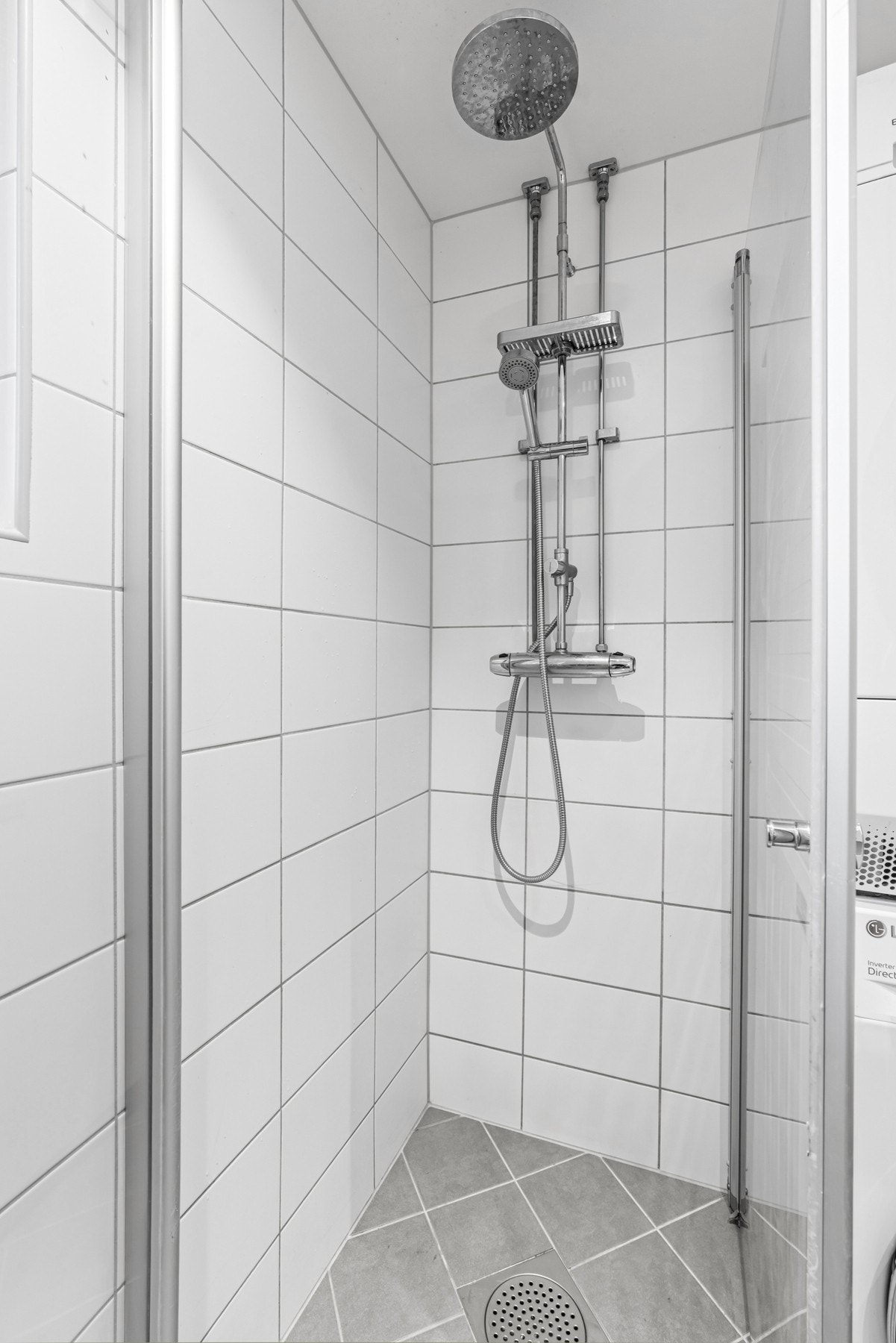 Dusjsonen er adskilt med to skyvbare glassdører og er utstyrt med regnfallsdusj. Galleribilde