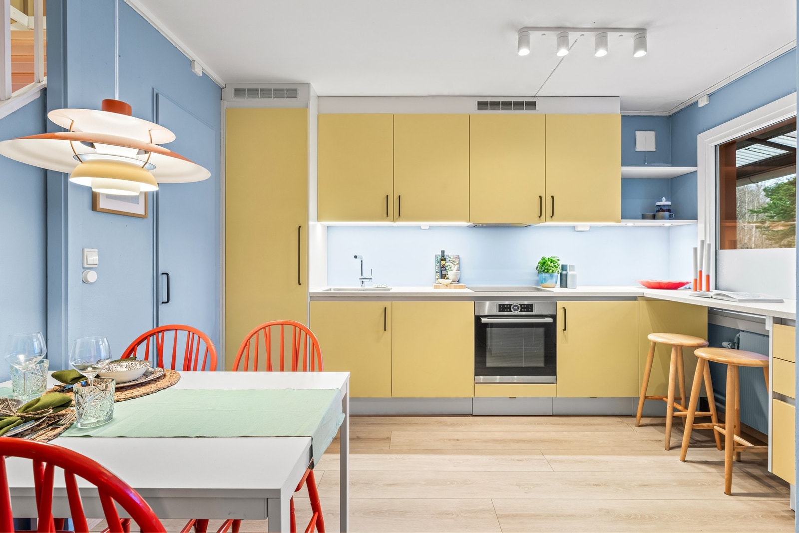 Lekker kjøkkeninnredning levert av HTH som ble montert i 2019. Kjøkken ble malt i 2024 og i 2022 ble det montert nytt HTH-integrert kjøleskap. Galleribilde