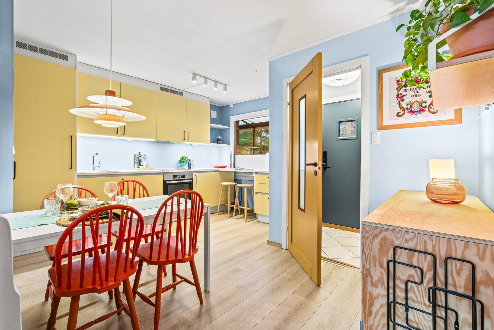 Kjøkkenet er av god størrelse og er oppført i en funksjonell L-form med god arbeidsflyt, fin skapplass og smart barløsning under vinduet. Det er også god plass til å innrede med et spisebord. Galleribilde