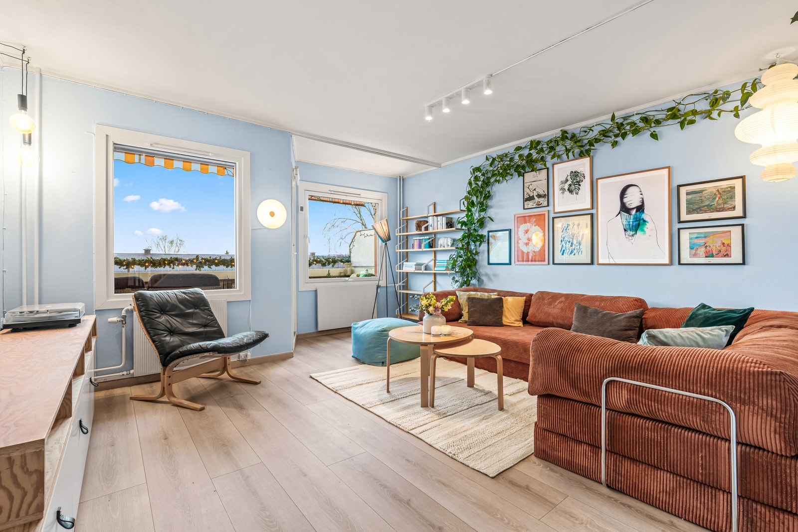 Stuen får godt med naturlig lysinnslipp fra store vindusflater mot vest. Alle vinduene og balkongdøren ble skiftet i 2016 i regi av borettslaget. Galleribilde