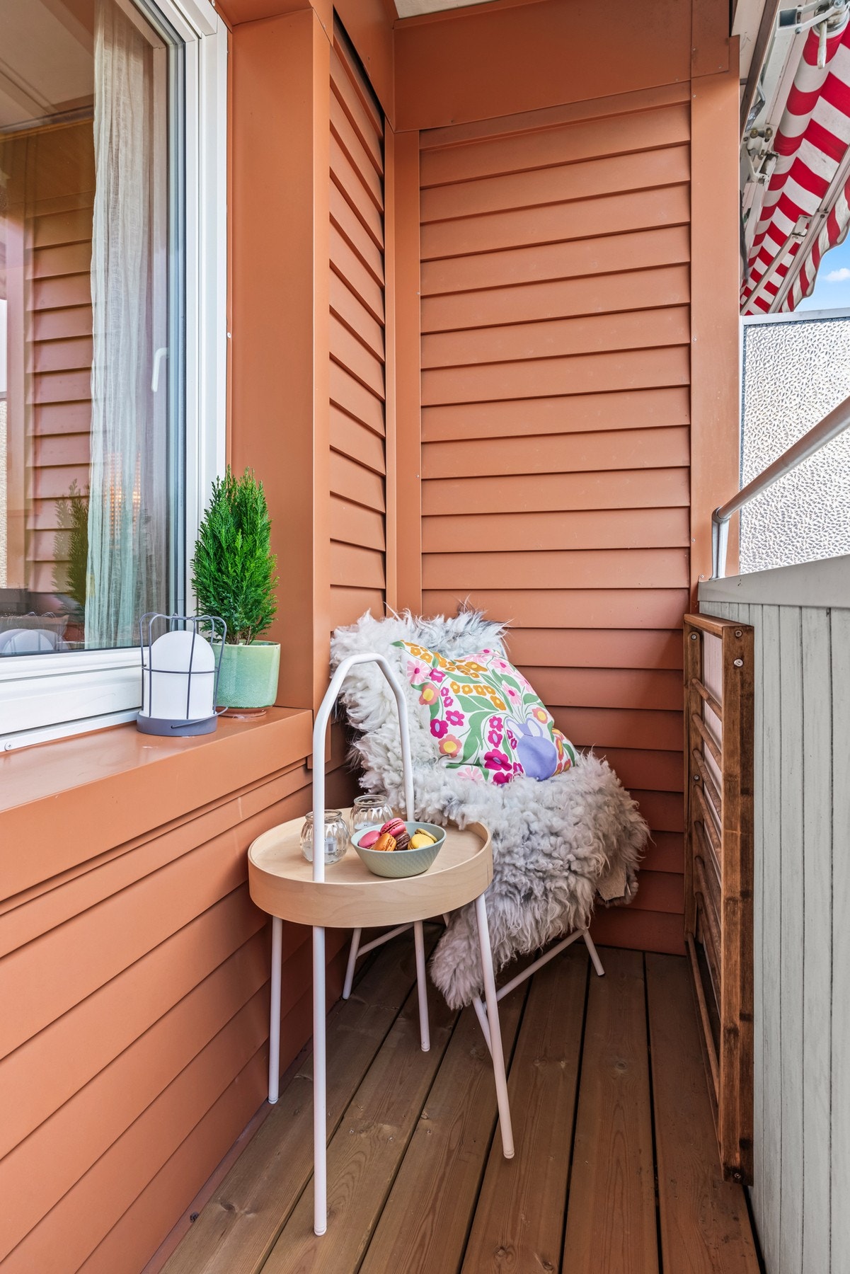 Fra dette soverommet er det utgang til overbygd, vestvendt balkong på 2 kvm. Trekledning på begge balkongene ble lagt sommeren 2021. Galleribilde