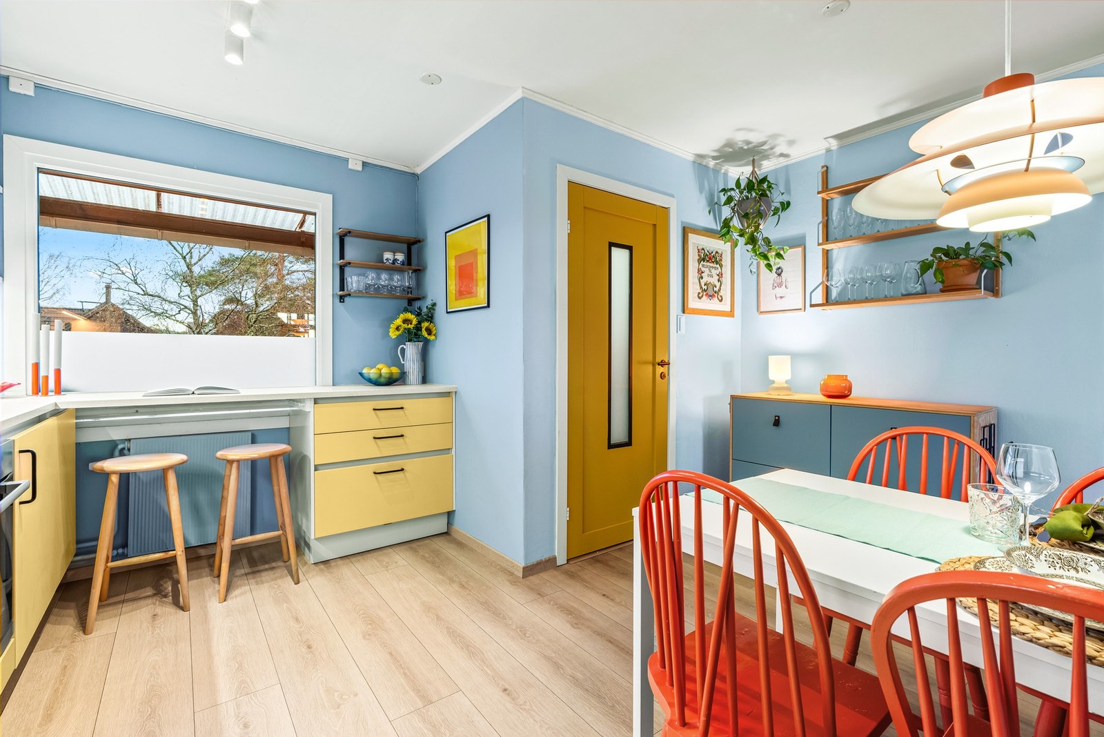 Etter inngangspartiet kommer du rett inn til kjøkkenet og kan gå videre til stuen eller trappen opp i boligens 2. etasje. Galleribilde