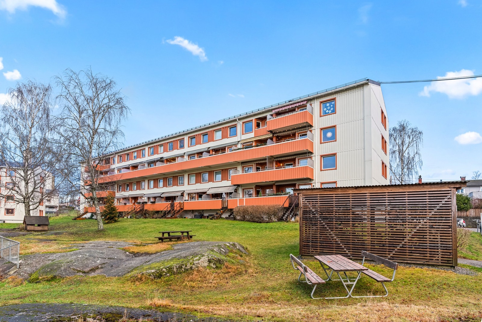 Boligen ligger fint plassert i byggets tredje og fjerde etasje. Det er utvendige, avlåste sykkelskur i borettslaget. Galleribilde