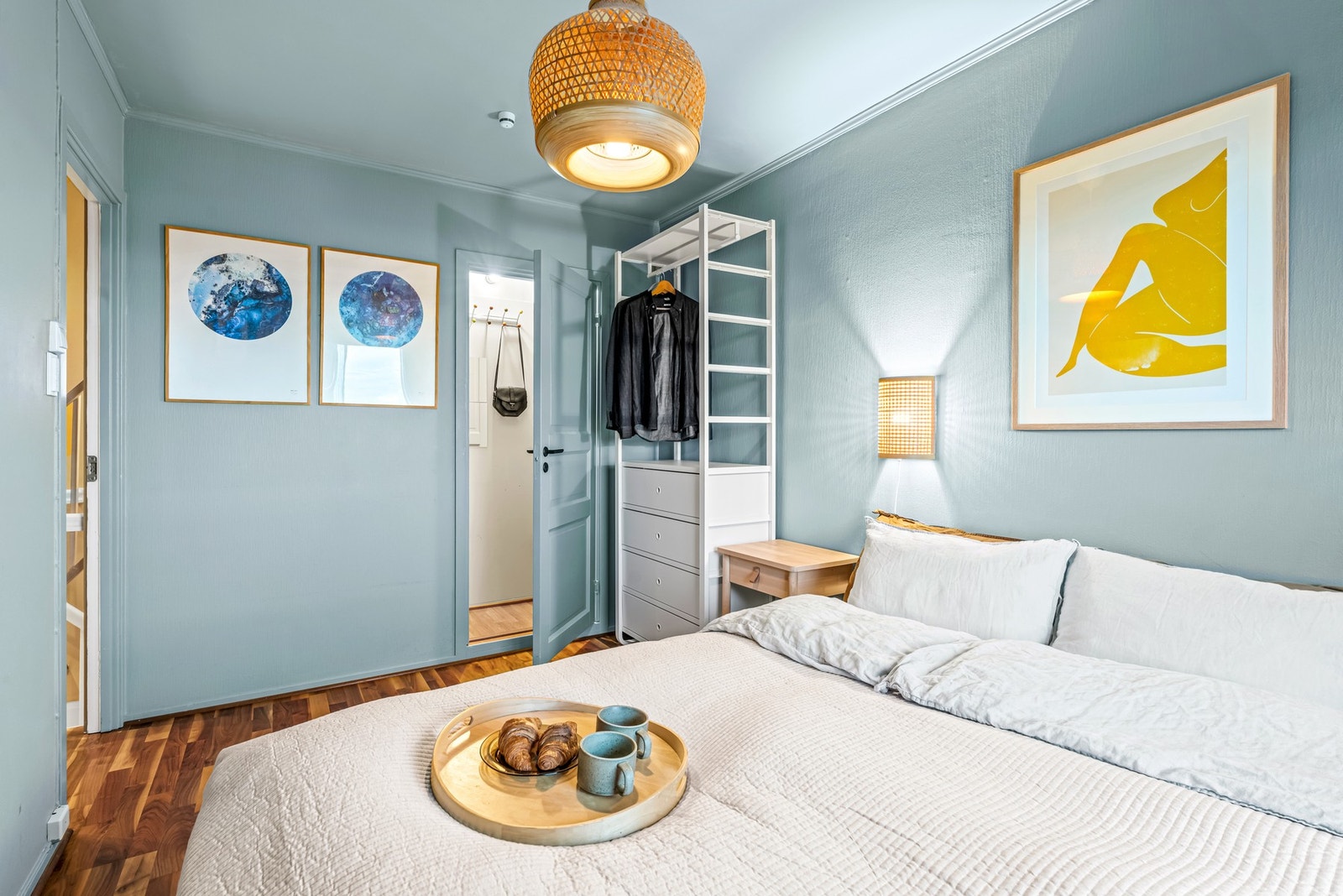 Rommet har god plass til dobbeltseng med tilhørende nattbord og garderobeløsning. Galleribilde