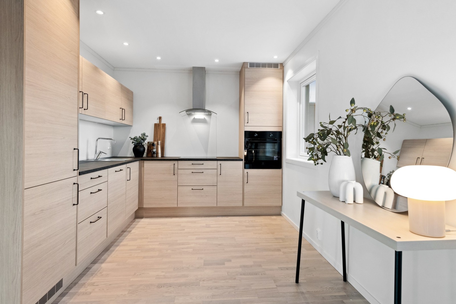 Halvpart av tomannsbolig med 4 soverom, 2 stuer, WC i begge etasjer og stor og åpen kjøkken/stueløsning med moderne kjøkken. Foto: EFKT (Hamish Grey) Galleribilde