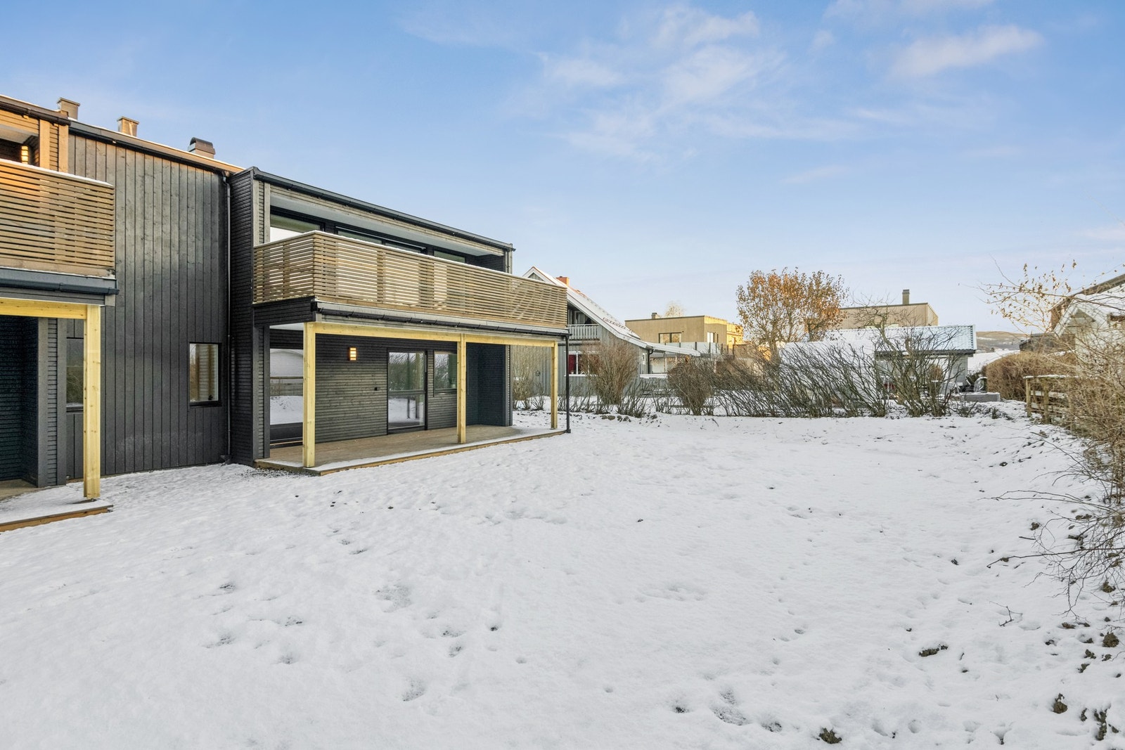 Romslig tomt rundt boligen, som blir opparbeidet med plen til våren. Galleribilde