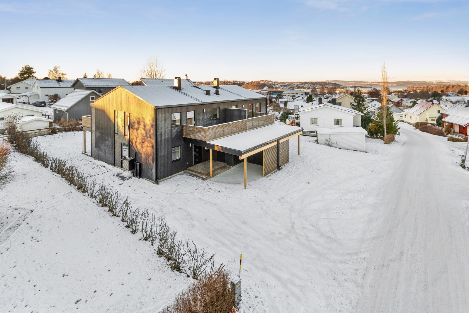 4 soverom, 2 stuer, toalett i begge etasjer. Walk in garderobe ved hovedsoverommet. Galleribilde