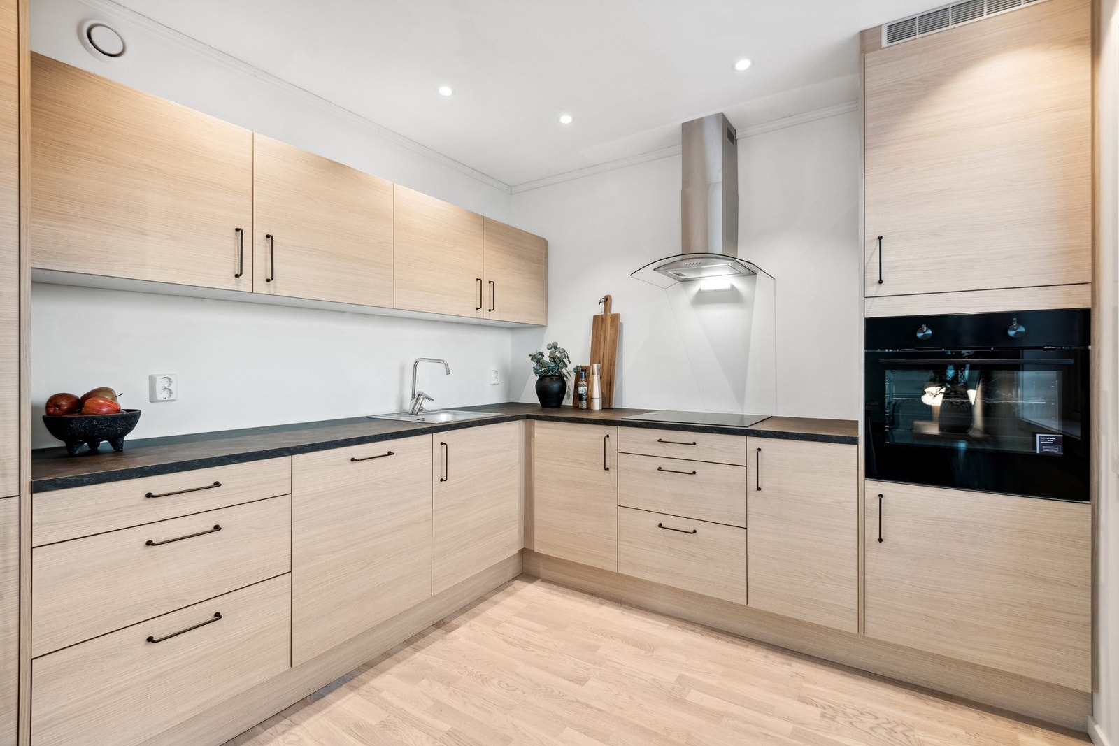 På kjøkkenet medfølger kombiskap kjøl/frys, oppvaskmaskin, komfyr og platetopp. Komfyr er praktisk plassert opp i høyden. Galleribilde